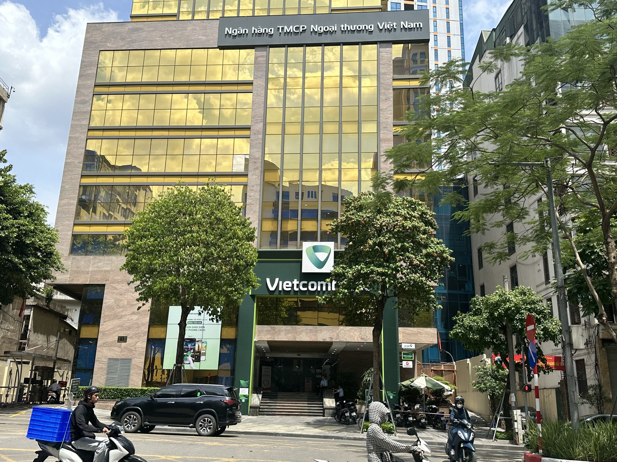 
Một điểm bán vàng của Vietcombank trên phố Láng Hạ (Hà Nội) đã không còn cảnh xếp hàng
