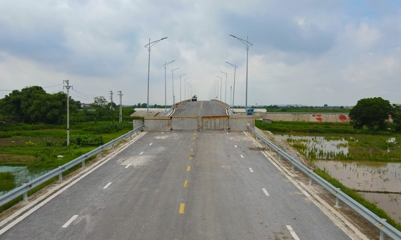 
Đơn vị thi công dựng rào chắn ở đầu cấu phía tỉnh Bắc Giang để ngăn chặn người dân và các phương tiện không di chuyển lên cầu&nbsp;(Ảnh: Thân Nam - Báo Xây dựng)
