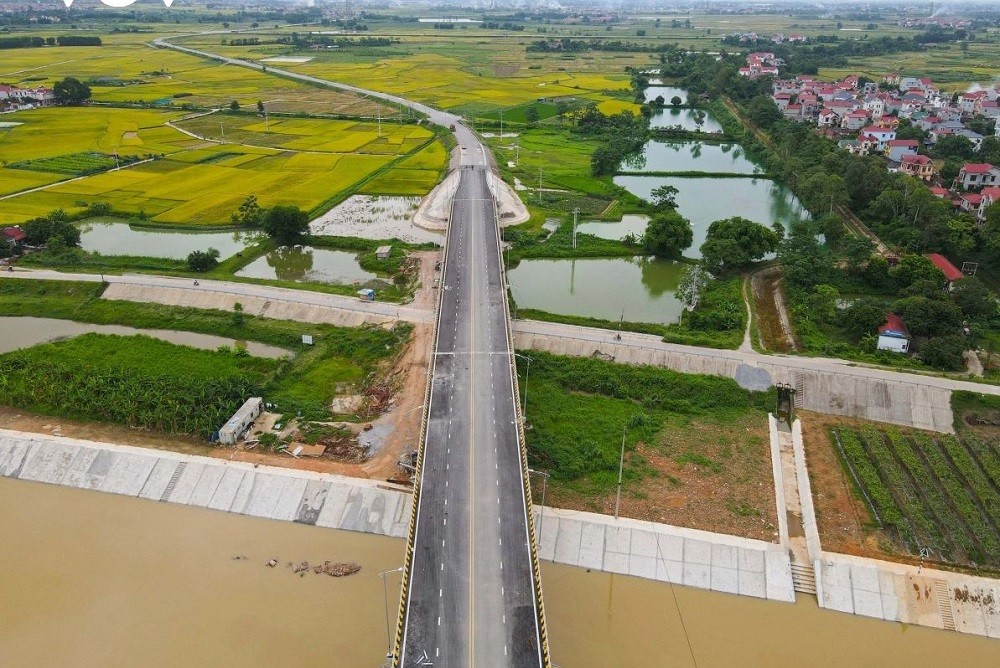 
Phần đường dẫn lên cầu phía tỉnh Bắc Giang đã thi công hoàn thiện gần 1 năm nay&nbsp;(Ảnh: Tiến Dũng, Văn Giang - VOV)
