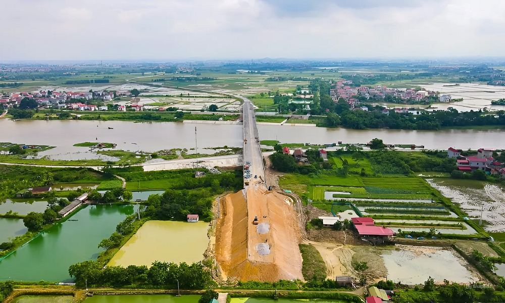 
Hiện phần đường dẫn bên tỉnh Bắc Ninh vẫn đang triển khai&nbsp;(Ảnh: Thân Nam - Báo Xây dựng)
