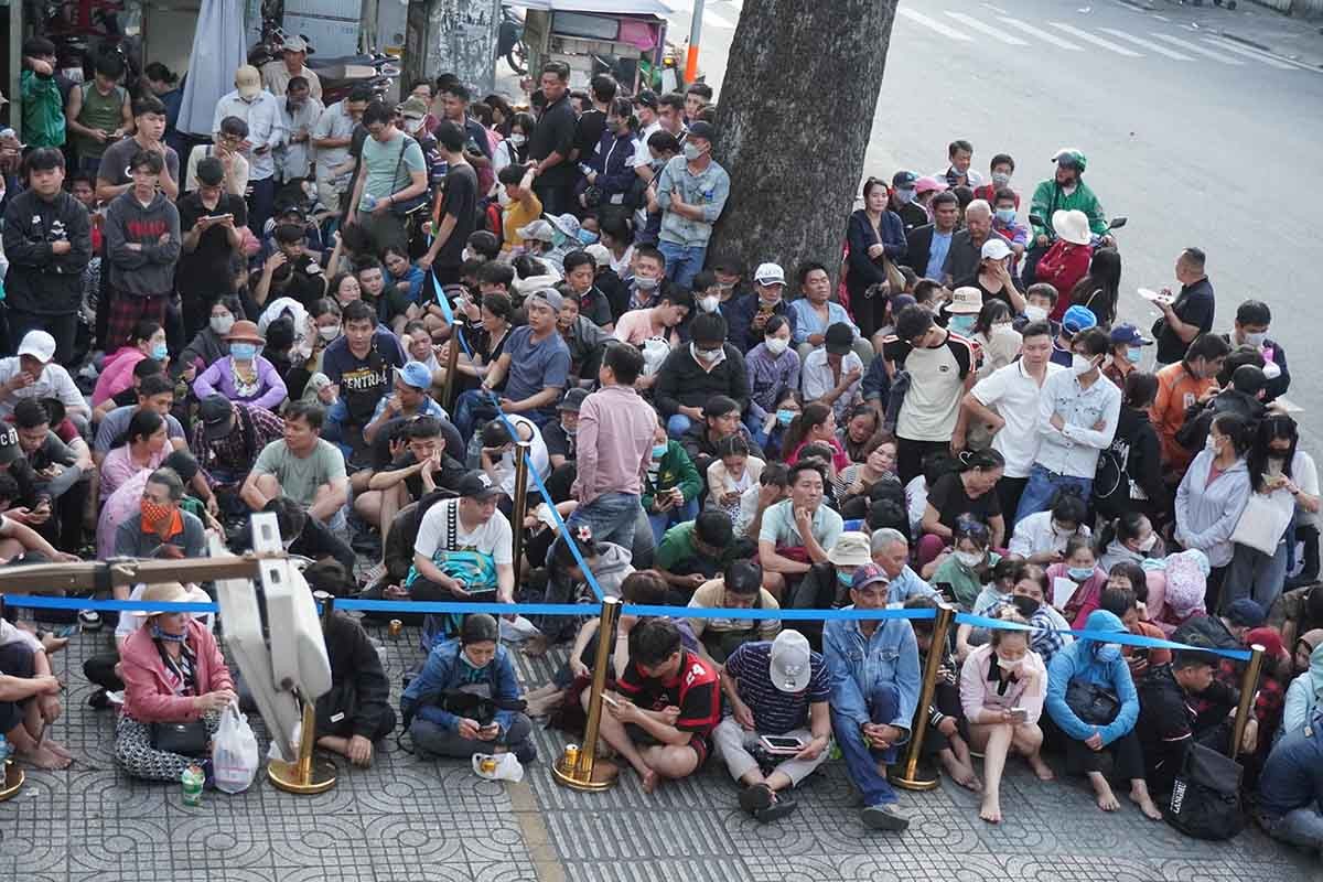 
Rất đông người xếp hàng, chờ đợi để được mua vàng tại các điểm bán của ngân hàng trong những ngày đầu tháng 6
