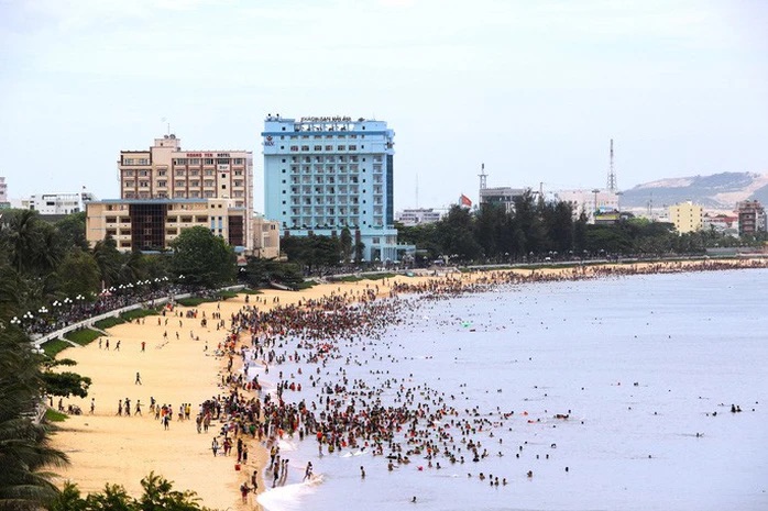 
Bờ biển Quy Nhơn ngày càng thu hút du khách

