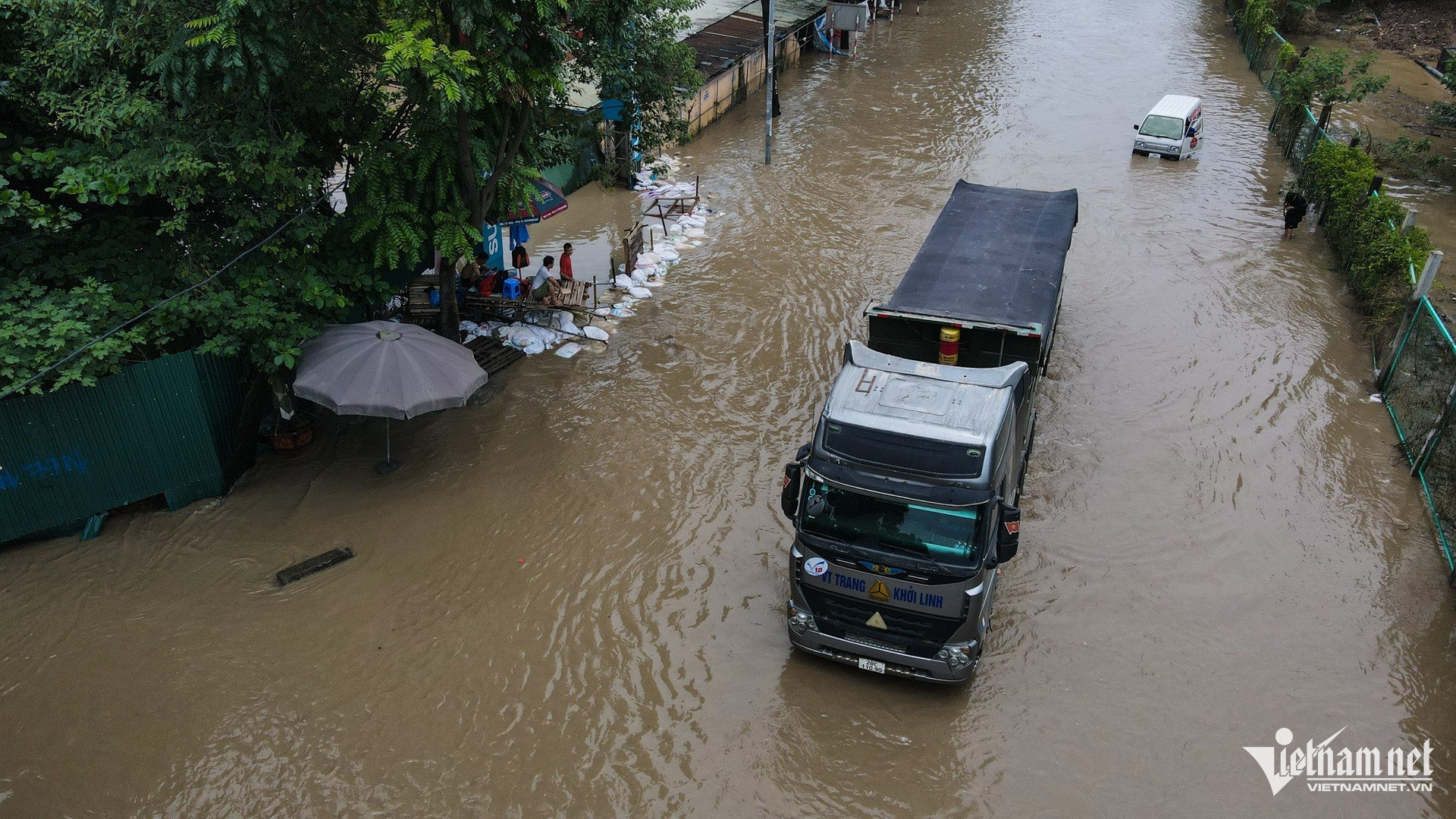 
Đoạn ngập sâu tại Km6 Đại lộ Thăng Long (Ảnh: Thạch Thảo - Nguyễn Hùng/Vietnamnet)
