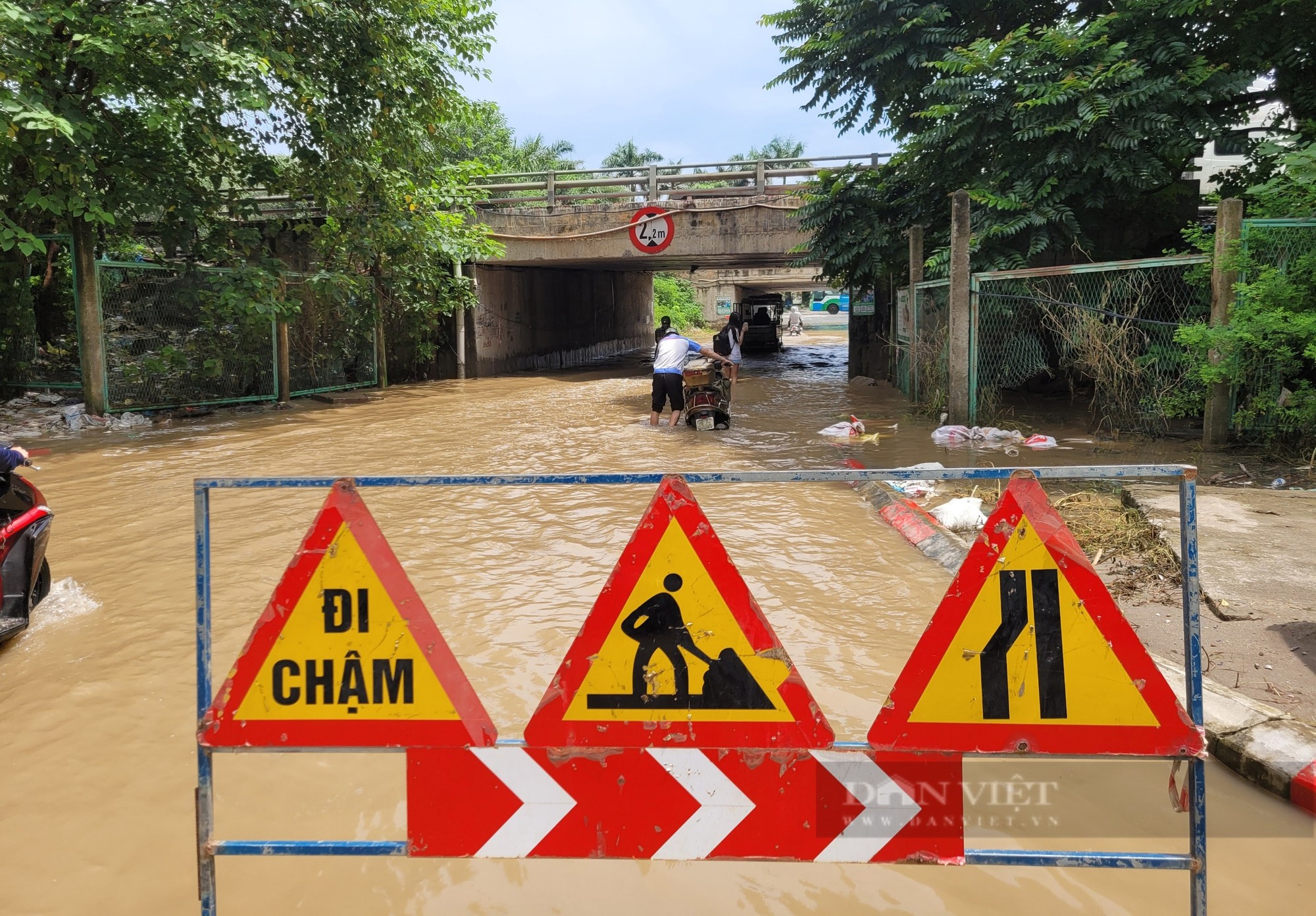 
Cơ quan chức năng đặt biển cảnh báo điểm ngập úng (Ảnh: Nhật Minh/Dân Việt)
