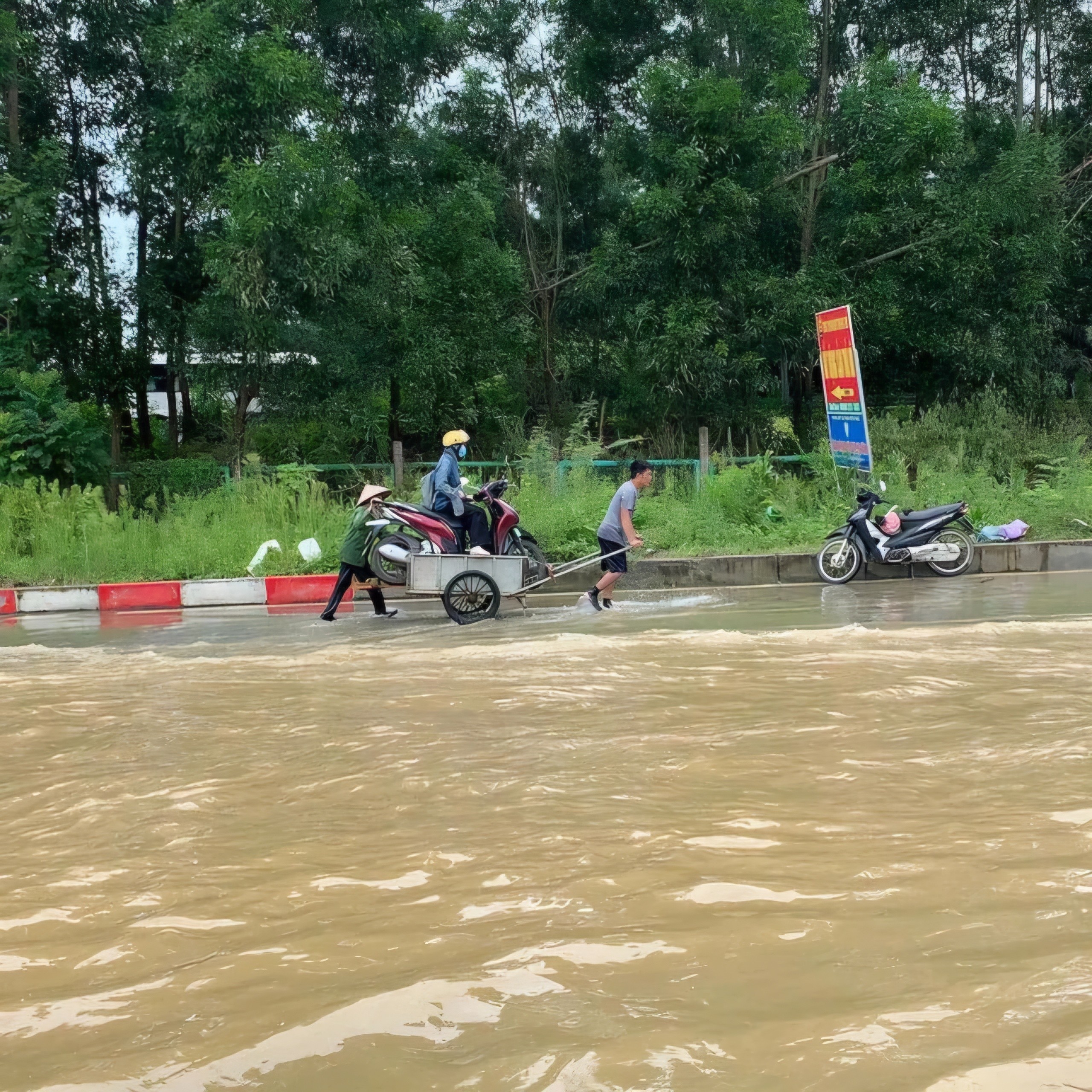 
Nhiều hầm chui dân sinh tại Đại lộ Thăng Long vẫn chìm sâu trong nước&nbsp;(Ảnh: Nhật Minh/Dân Việt)
