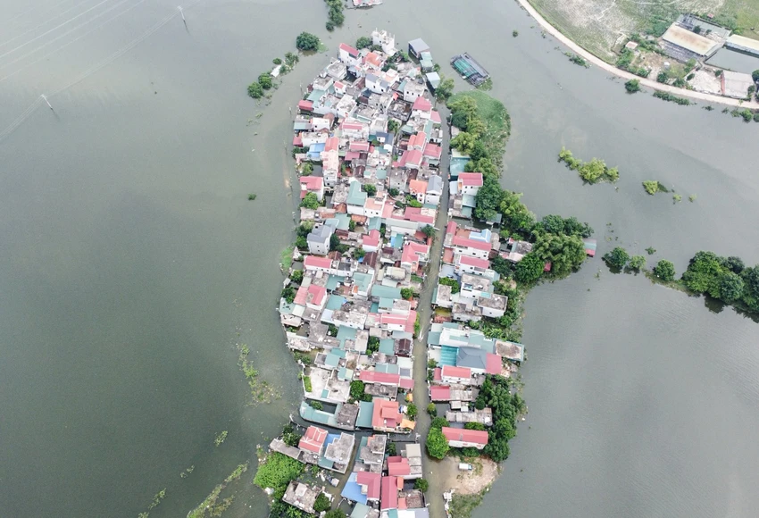 
Nhiều thôn, làng bị nước lũ chia cắt như trở thành "ốc đảo"
