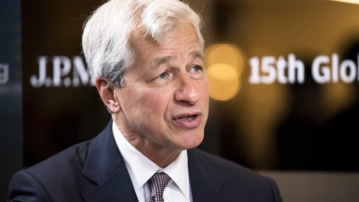 
"Ông trùm" ngân hàng lớn nhất nước Mỹ JPMorgan là Jamie Dimon cũng tán đồng với ý kiến rằng việc làm việc tại nhà sẽ làm giảm hiệu quả công việc.
