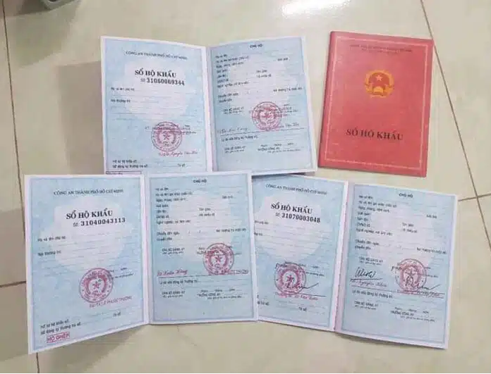Cấu tạo của sổ hộ khẩu thường bao gồm trang bìa, thông tin chủ hộ, thông tin các thành viên khác và ghi chú