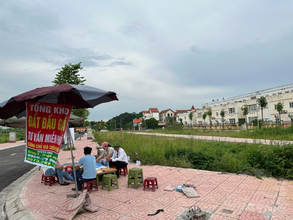 



Cơn sốt đất nền ngoại thành Hà Nội có thể là do các hội nhóm cố ý "thổi" giá, nhằm thiết lập mặt bằng giá mới cho các khu vực quanh dự án, tạo cảm giác "hàng hiếm"

