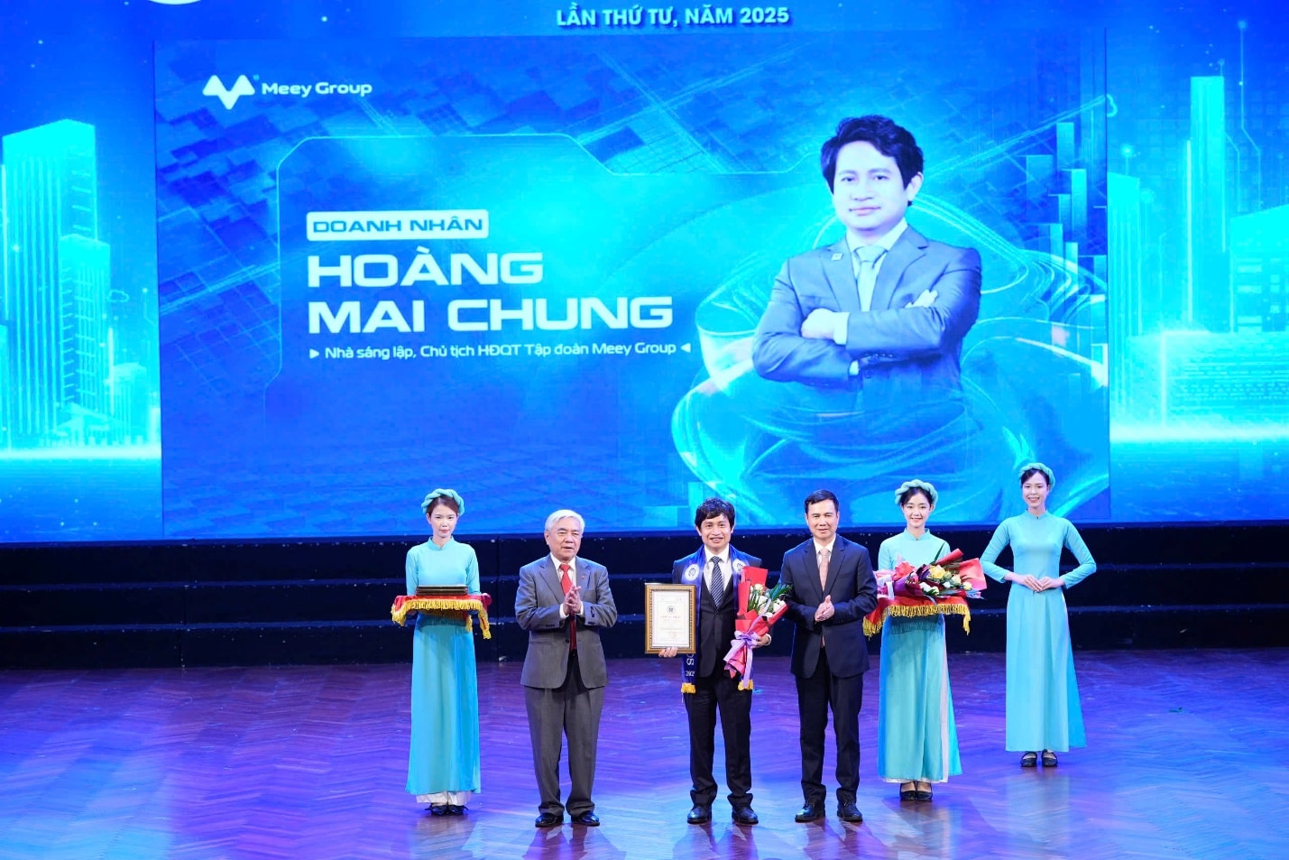 Ông Hoàng Mai Chung – Chủ tịch HĐQT tập đoàn Meey Group nhận giải thưởng Nhà lãnh đạo/doanh nhân tiên phong đổi mới, sáng tạo và chuyển đổi số trong kỷ nguyên vươn mình của đất nước.