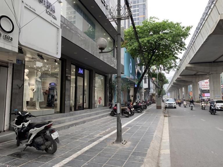 
Mặt phố Cầu Giấy sầm uất, dịch vụ nhộn nhịp, vỉa hè rộng
