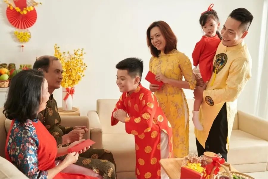 
Xông đất (hay còn gọi là xông nhà, đạp đất) là phong tục diễn ra ngay sau thời khắc giao thừa
