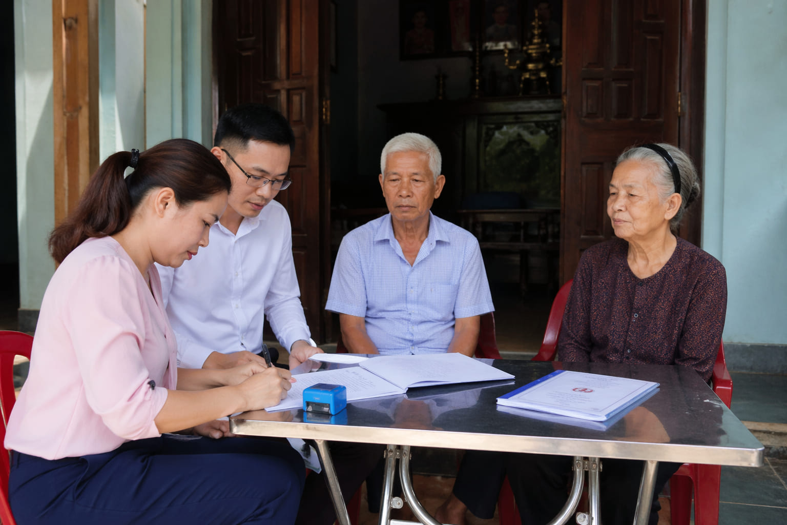 Ảnh 2: Giải đáp thắc mắc: Có được công chứng ngoài trụ sở không