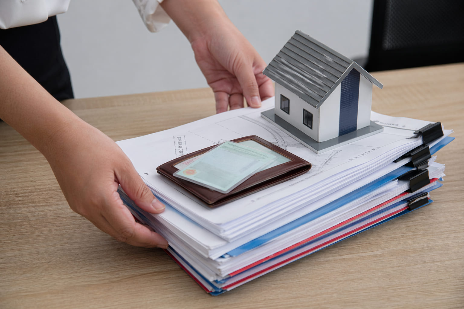 
Ảnh 2: Hồ sơ cần chuẩn bị để làm thủ tục sang tên sau khi mua đất công chứng xong

