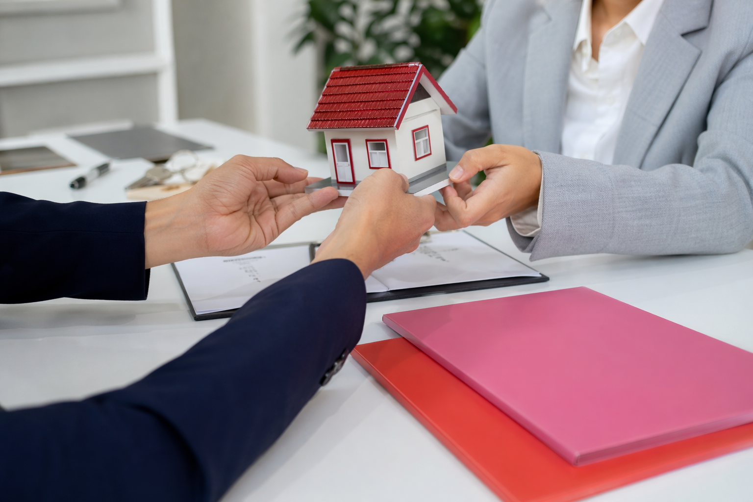 
Ảnh 3: Tại sao hiện nay không còn phân biệt sổ đỏ và sổ hồng khi cấp mới?
