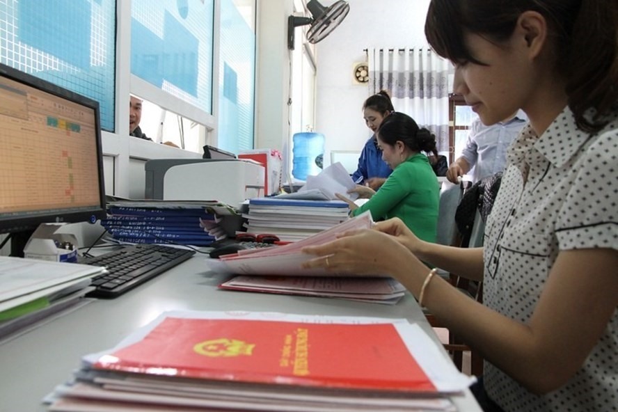 
Người mua nên kiểm tra pháp lý, quy hoạch và tình trạng nhà đất trước khi đặt cọc.
