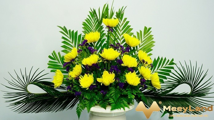 
Ảnh 7: Cách cắm hoa cúc vàng bàn thờ đẹp mắt (Nguồn: Meeyland.com)
