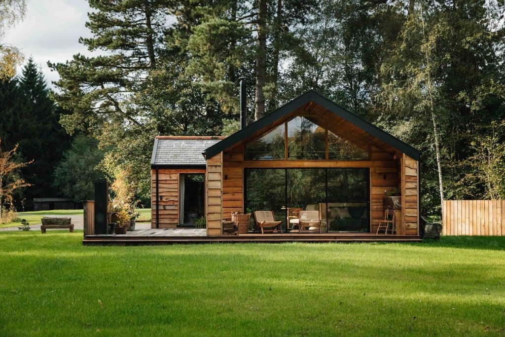 
Hình 16: Màu gỗ tự nhiên kết hợp với các ô cửa kính tạo nên một ngôi nhà vô cùng ấn tượng
