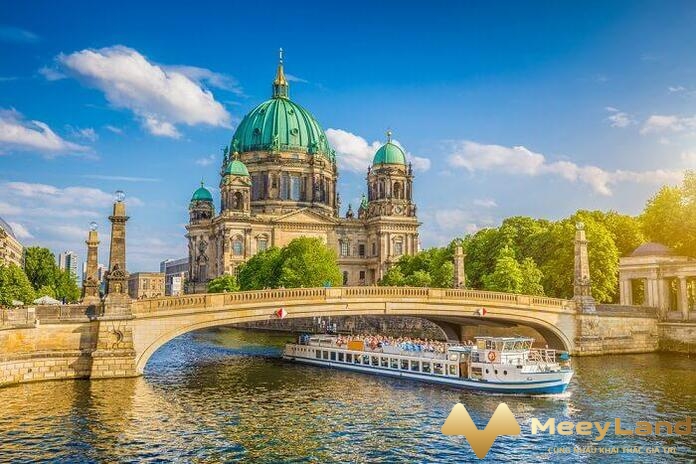 
	Ảnh 12: Nhà thờ lớn Berlin được hoàn thành vào năm 1905 và là một công trình chính của kiến trúc Lịch sử của "Kaiserzeit" (Nguồn: Internet)
	