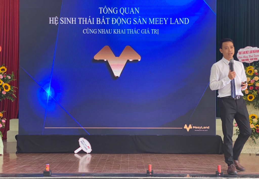  Ông Trần Văn Tùng (Trợ lý Tổng Giám đốc) đang chia sẻ về Hệ sinh thái Bất động sản MeeyLand tràn đầy nhiệt huyết và tâm huyết tới khách hàng.