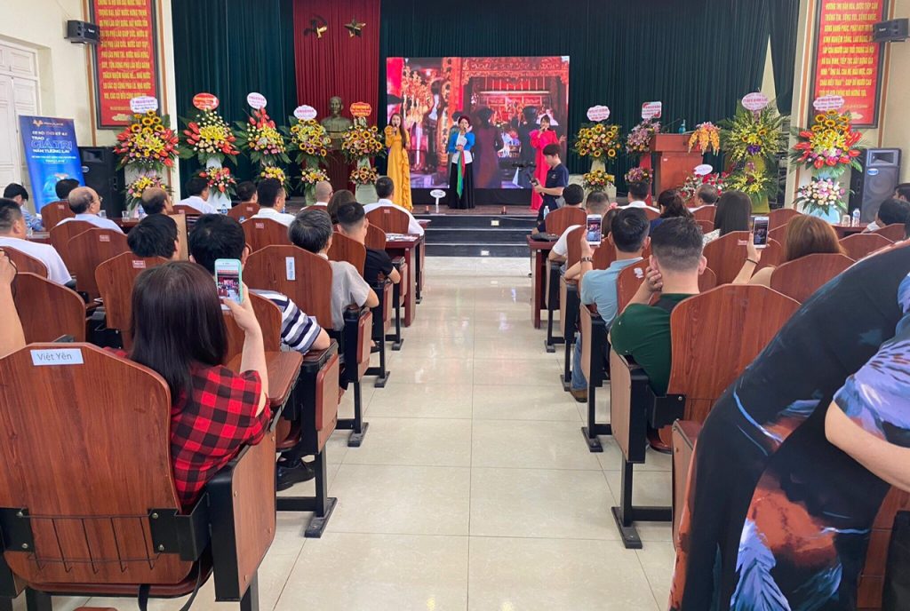  Hơn 100 khách hàng và đối tác rất hào hứng với những làn điệu dân ca quan họ ngay những phút đầu của buổi lễ.