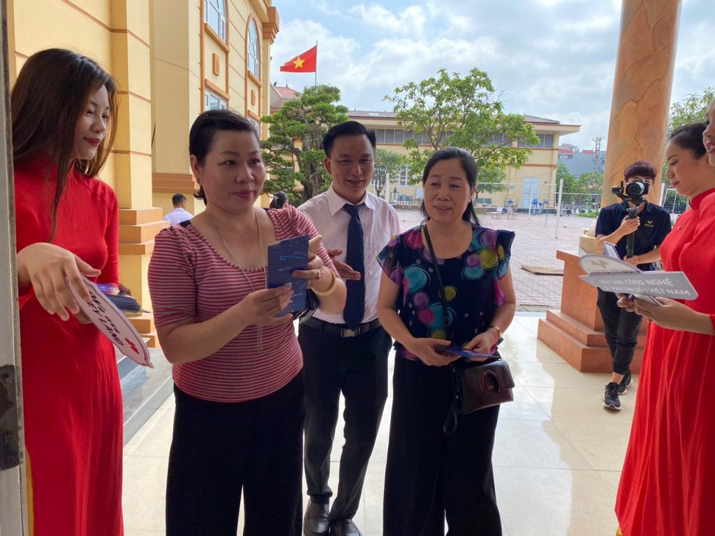  Ngay từ sáng sớm, đối tác rạng rỡ tham dự buổi lễ trong không khí tưng bừng