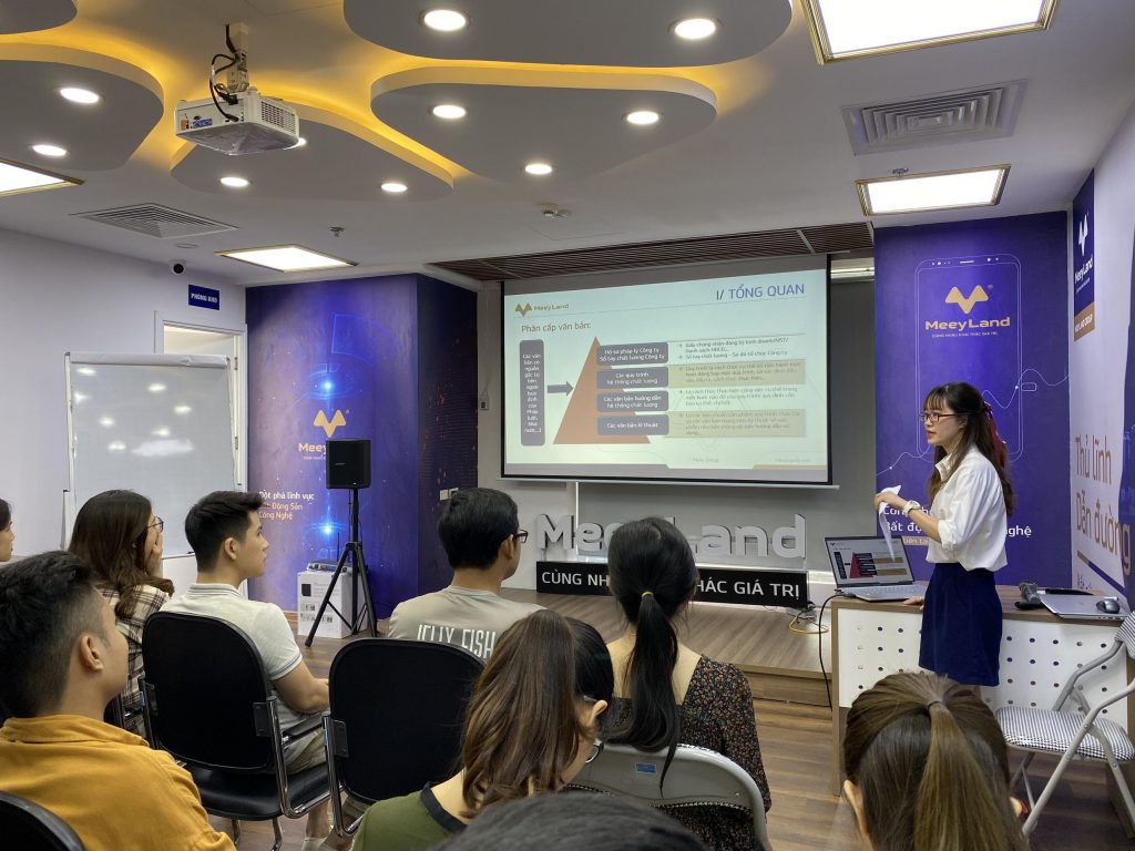 Bà Cù Thị Lan Anh - Chuyên viên phòng Nhân sự thuyết trình và hướng dẫn CBCNV sử dụng bộ quy trình công việc