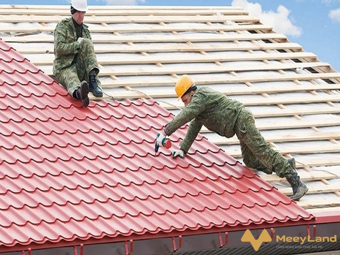 
Khi thi công lợp mái nhà tôn cần lưu ý điều gì?
