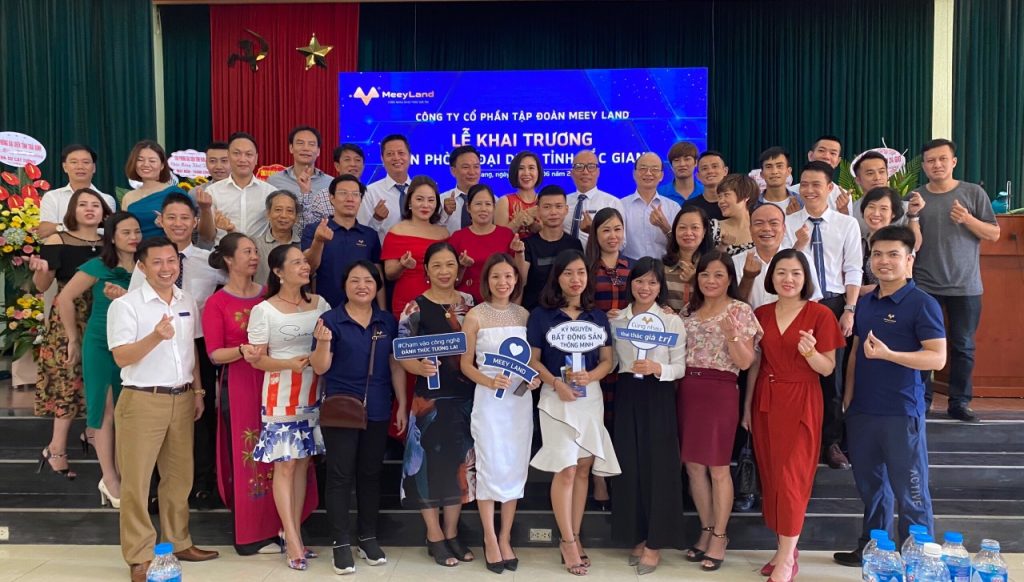  Quý khách hàng và đối tác vui mừng chụp ảnh lưu niệm cuối buổi lễ.