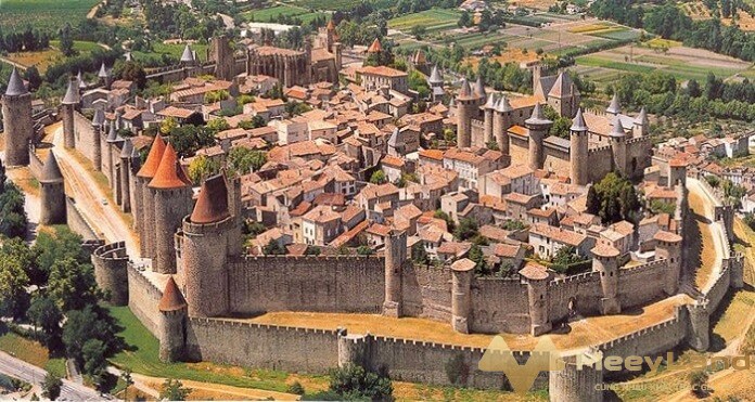 
Ảnh 5: Thành phố lâu đài Carcassonne (Nguồn: internet)
