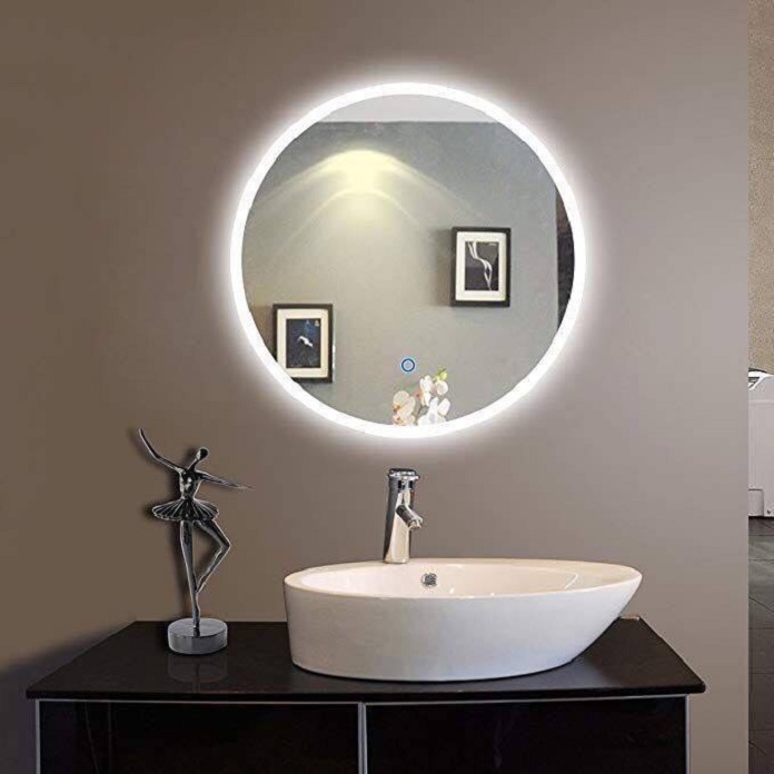 Ảnh 13: Mẫu gương treo tường đẹp có đèn led giúp nhà vệ sinh sáng hơn khi trời tối