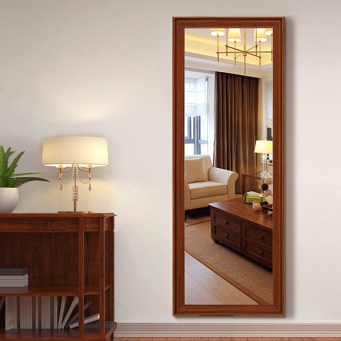  Ảnh 28: Gương treo tường toàn thân khung gỗ giúp phòng khách hội tụ những vượng khí tốt