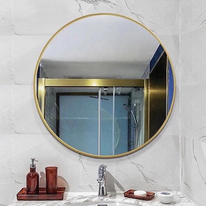  Ảnh 5: Gương treo tường khung nhôm hình tròn, mạ vàng giúp phòng tắm trở nên sáng hơn
