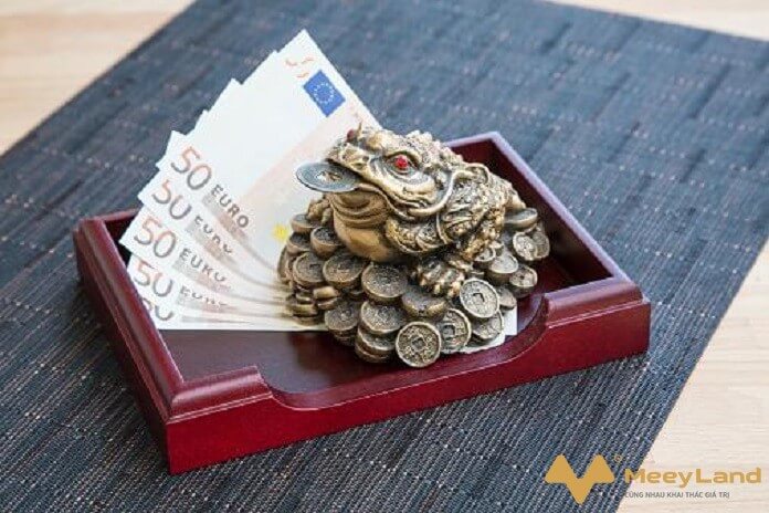 
Ảnh 5: Đặt Cóc ngậm tiền ngay trên bàn thu ngân ( Nguồn: Internet)
