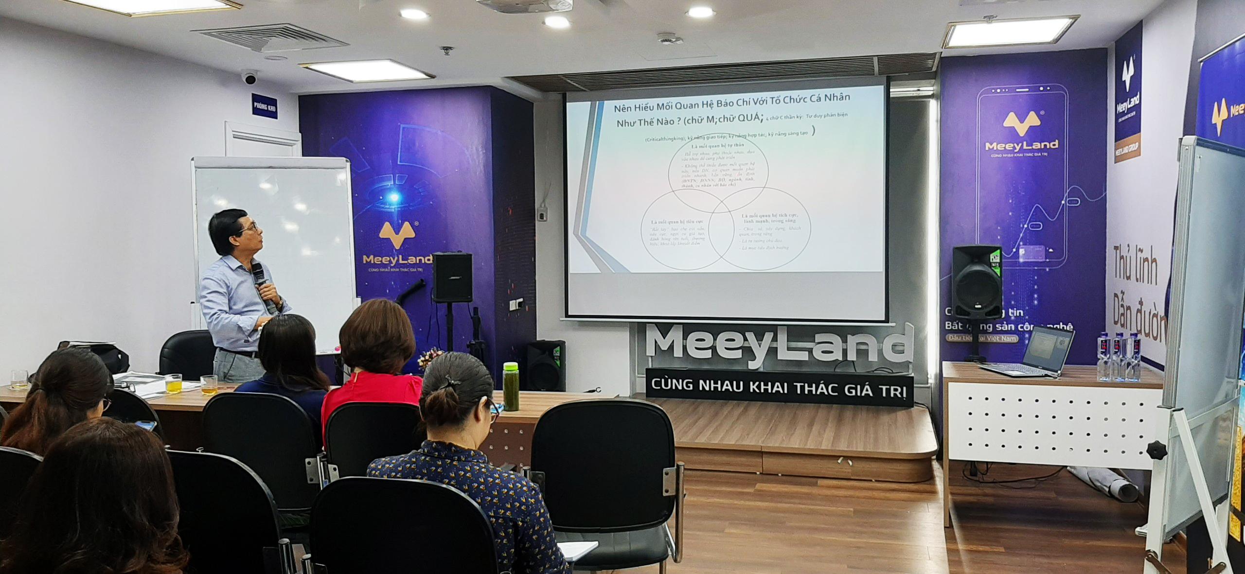  Ông Nguyễn Văn Hùng (Cựu Hàm trưởng Vụ báo chí - Xuất bản) đào tạo kỹ năng truyền thông cho CBNV Meey Land