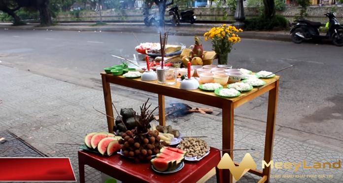 
Ảnh 1: Lễ cúng cô hồn vào rằm tháng 7 hàng năm là một trong những nét văn hoá truyền thống của người Việt. Đây không chỉ là dịp để xua đi vận rủi và cầu may mắn bình an (Nguồn: Internet)

