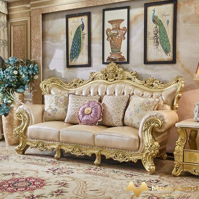 
Ảnh 1: Sofa được thiết kế dát vàng cổ điển tạo nên một vẻ đẹp khó cưỡng cho không gian phòng khách (Nguồn: Internet)
