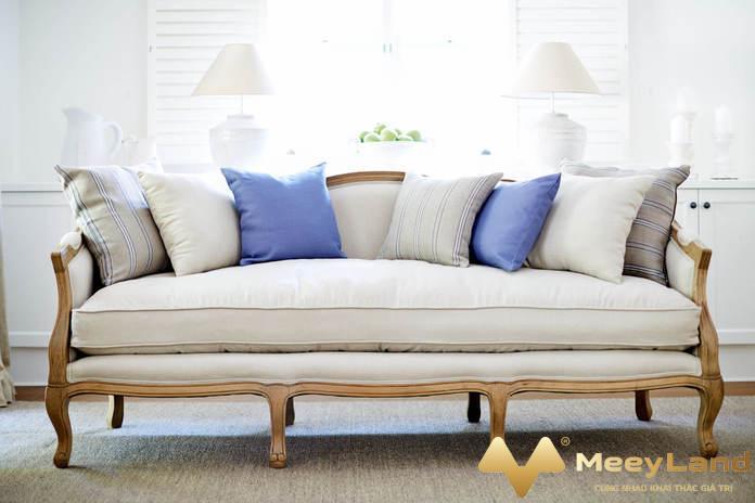  Ảnh 3: Chiếc ghế sofa trang trọng này tạo thêm cảm giác thanh lịch khi được bọc bằng vải bọc màu trung tính (Nguồn: Internet)