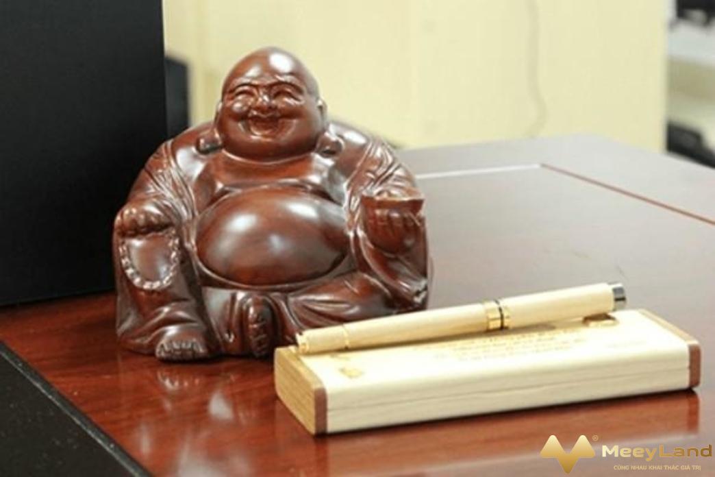 
Ảnh 3: Đặt tượng Phật trên bàn làm việc giúp chủ nhân thuận lợi suôn sẻ hơn trong công việc. (Nguồn: Internet)
