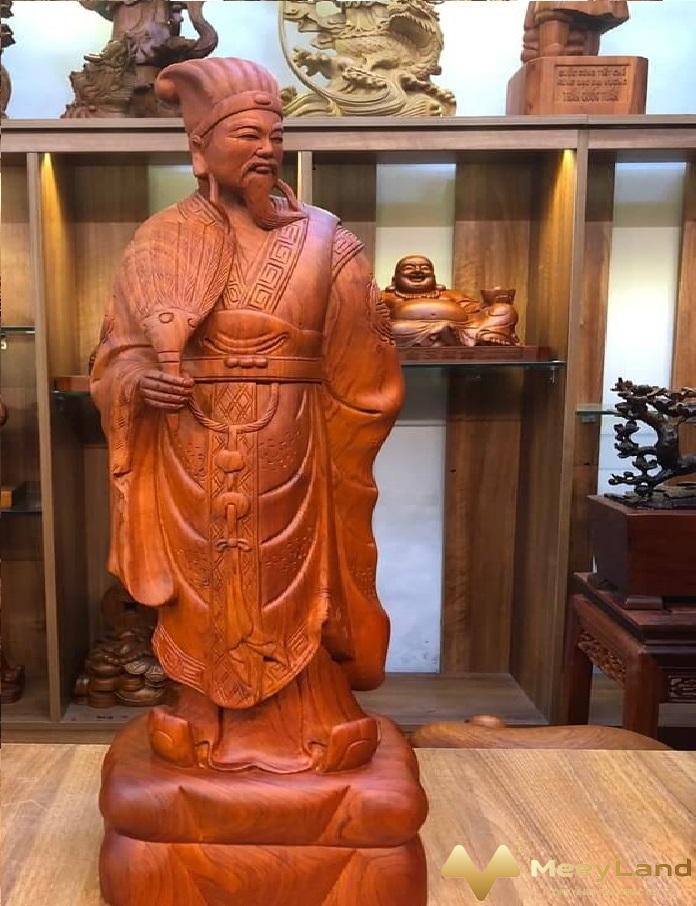 
Ảnh 7: Tượng gỗ Khổng Minh tượng trưng cho trí thức và sự uyên bác .(Nguồn Internet)
