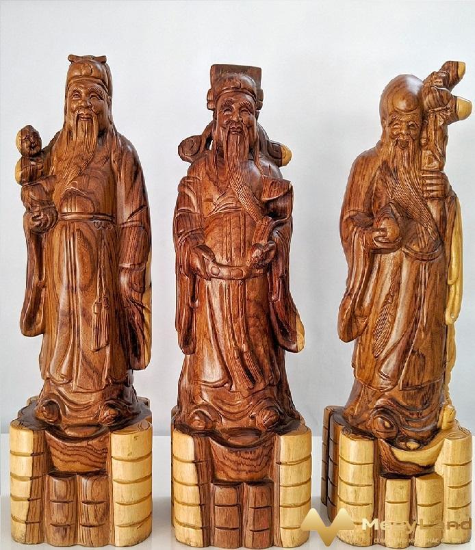 
Ảnh 8: Tượng gỗ Tam Đa hay còn được gọi là tượng gỗ 3 ông Phúc Lộc .(Nguồn Internet)

