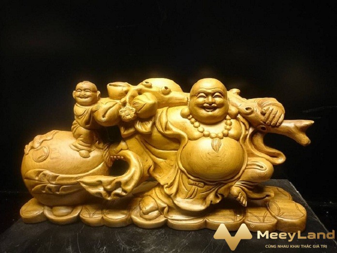 
Ảnh 3: Tượng Phật Di Lặc với màu gỗ sáng bóng (Nguồn: Meeyland.com)
