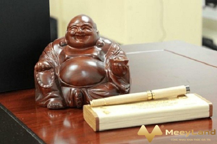 
Ảnh 10: Để tượng Phật trên bàn làm việc với mong muốn làm ăn thuận lợi (Nguồn: Meeyland.com)
