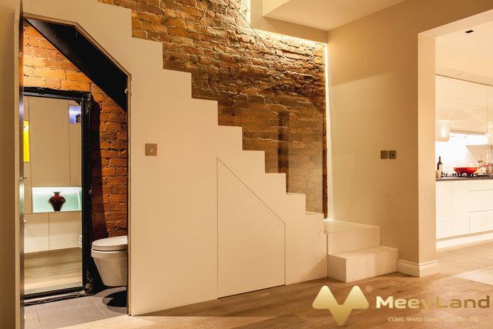 
Ảnh 1: Vị trí nhà vệ sinh dưới cầu thang nên là lựa chọn cuối cùng mà bạn nên cân nhắc trong quá trình thiết kế. (Nguồn: Internet)
