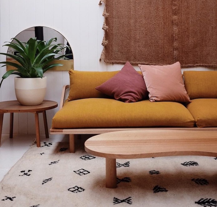  Hình 14: Bạn có thể dễ dàng phối phong cách của những chiếc sofa chung cư đi văng đơn giản với những đồ nội thất khác nhau
