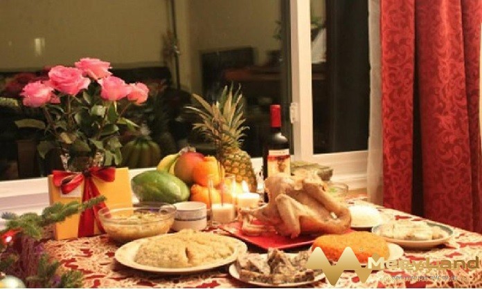 
Ảnh 2: Việc cúng bái nhằm mục đích cầu nguyện những điều tốt lành đến với gia chủ (Nguồn: Internet)
