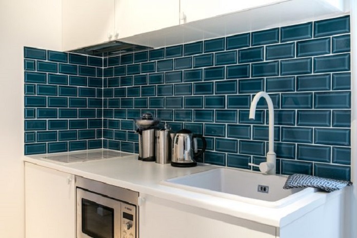 
Ảnh 21: Phòng bếp nổi bật với gạch ốp tường màu xanh lam
