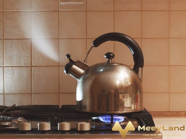 
Ảnh 4: Dùng ấm đun sôi nước khi về nhà mới (Nguồn: Internet)
