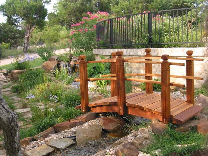 
Ảnh 22: Cây cầu bằng gỗ là điểm nhấn ấn tượng, bắt mắt cho tiểu cảnh sân vườn

