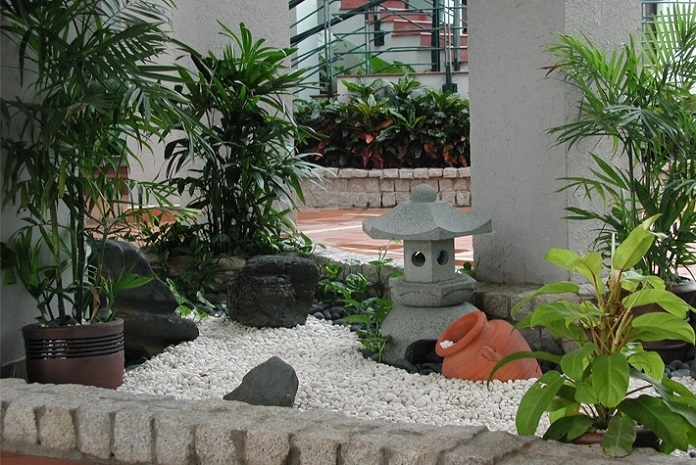 
Ảnh 3: Mẫu thiết kế sân vườn sử dụng sỏi đá trắng làm nền cho tiểu cảnh tạo điểm nhấn cho không gian

